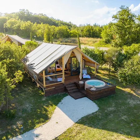 Floria Glamping Garden 라빈