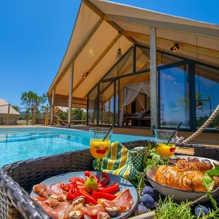 Floria Glamping Garden 4* לאבין