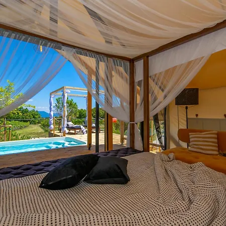 Floria Glamping Garden אתר קמפינג