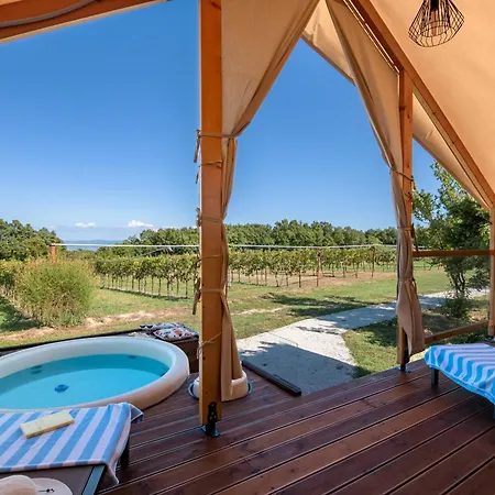 Floria Glamping Garden 4*
