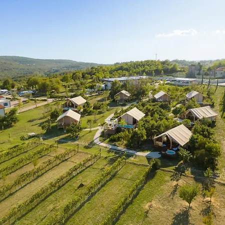 Floria Glamping Garden 라빈